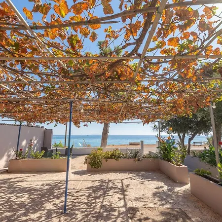 Akrogiali מלון דירות